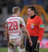 Fussball 1. Bundesliga  Saison 2010/2011: Pavel Pogrebnyak (VfB Stuttgart) mit Schiri Thorsten Kinhoefer