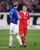 Fussball 1. Bundesliga: Torwart Manuel Neuer (li., Schalke) mit Bastian Schweinsteiger (re., FCB)