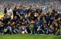 Fussball Champions League Finale: Das Inter Team JUBEL mit Kinder, Famiele und Pokal
