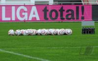 Fussball 1. Bundesliga: TORFABRIK ADIDAS BALL vor Werbebande Liga Total