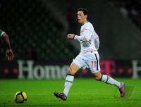 FUSSBALL, DFB Pokal Halbfinale: Bremen, OEZIL Einzelaktion am Ball