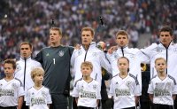 FUSSBALL INTERNATIONAL: Philipp LAHM, Torwart Manuel NEUER, Holger BADSTUBER, Thomas MUELLER , Mario Gomez (v. li., Deutschland)