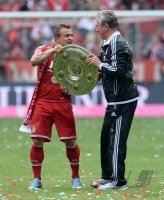 Fussball 1. Bundesliga  Saison  2012/2013:  Shaqiri (FC Bayern Muenchen) und Trainer Heynckes (FC Bayern Muenchen) mit Schale