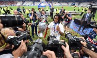 Fussball Europameisterschaft 2016 Finale: JUBEL Renato Sanches (Portugal) mit EM Pokal