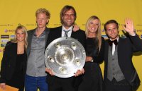 Fussball Deutscher Meister 2010/2011:  Borussia Dortmund; KLOPP mit Meisterschale