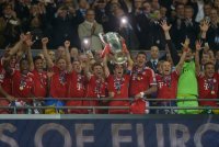 Fussball Champions League Finale 2013:  JUBEL FC Bayern Muenchen mit Pokal
