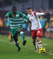 Fussball International:  Koffi Romaric Ndri (li, Elfenbeinkueste) gegen Ludovic Obraniak (re, Polen)