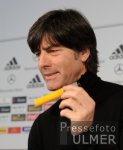 Fussball Deutsche Nationalmannschaft: Trainer Joachim Loew mit einer ZIGARRE (GER)