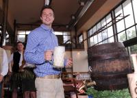 Fussball 2. Bundesliga : Benjamin Lauth und Alexander Ludwig zapfen Bier