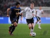 Fussball International EM 2012 Testspiel: Mile JEDINAK (li, Australien) gegen Andre SCHUERRLE (re, Deutschland)