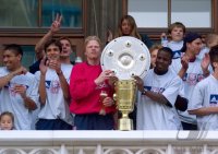 Fussball:  Giovane Elber, Roque Santa Cruz, Oliver Kahn, Sammy Kuffour (v. li.)
