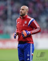 Fussball DFB Pokal Achtelfinale 14/15: Torwart Pep Reina (FC Bayern Muenchen)