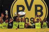 FUSSBALL; BVB Dortmund Kapitn Michael Zorc mit Meisterschale