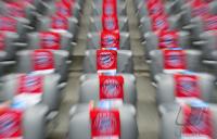 Fussball 1. Bundesliga : Stuehle mit FCB Schal in der Arena