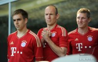 Fussball 1. Bundesliga : Philipp Lahm, Arjen Robben, Bastian Schweinsteiger (v. li., FC Bayern Muenchen)