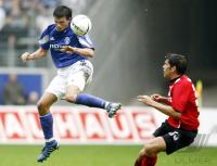 Fussball 1. Bundesliga: Frankfurt - Schalke, Zweikampf