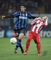 Fussball CHL  Saison 2010/2011: Cristian Chivu (li, Inter Mailand) gegen Arjen Robben (re, FC Bayern Muenchen)