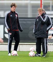 Fussball 1. Bundesliga: Mario Gomez, Trainer Andries Jonker (v.li., FC Bayern Muenchen)