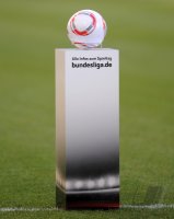 Fussball 1. Bundesliga :  Der Adidas Torfabrik Spielball auf einem Staender vor Spielbeginn
