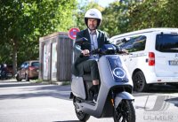 Oberbuergermeister Boris Palmer (Parteilos) bei einer Probefahrten mit einem E-Roller
