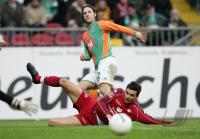 Fussball 1. Bundesliga: Bremen - Kaiserslautern, Zweikampf