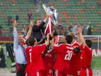 FUSSBALL CHAMPIONSLEAGUE FINALE 2000/2001:  JUBEL Manager Uli Hoeness (FC Bayern Muenchen)