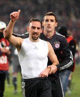 Fussball DFB Pokal 10/11 : (v.li.) Bayern JUBEL mit Franck Ribery, Miroslav Klose