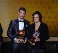 Fussball International  FIFA Ballon d Or 2013: Sieger Cristiano Ronaldo (Portugal) und Siegerin Nadine Angerer (Deutschland)