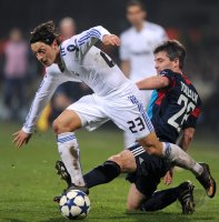 Fussball CHL  Saison 2010/2011: Mesut Oezil (li, Real Madrid) gegen Jeremy Toulalan (re, Lyon)