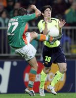 Fussball Champions League: Bremen - Barcelona, Zweikampf