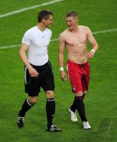 Fussball 1. Bundesliga :  Hans Joerg Butt mit Bastian Schweinsteiger (v. li., FC Bayern Muenchen)