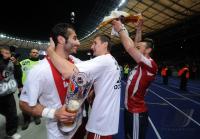 Fussball: DFB Pokal Finale: JUBEL Hamit Altintop, Miroslav Klose, Diego Contento  (v. li., FCB)