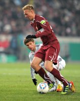 Fussball DFB Pokal, Saison 2011/2012, Viertelfinale: Thomas Mueller (li, FC Bayern Muenchen) gegen Raphael Holzhauser (VfB Stuttgart)