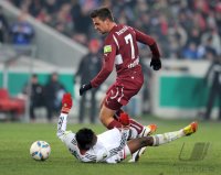 Fussball DFB Pokal, Saison 2011/2012, Viertelfinale: David Alaba (li, FC Bayern Muenchen) gegen Martin Harnik (VfB Stuttgart)