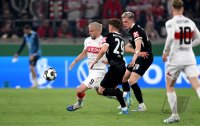 Fussball DFB Pokal  Halbfinale  2025/2026  23.04.2026VfB Stuttgart - SC Freiburg , ZWEIKAMPF, SPIELSZENE, AKTION, ACTION, DUELL, GESTIK, GESTIKULIEREND,