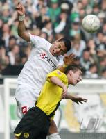 Fussball 1. Bundesliga: Moenchengladbach - Dortmund, Zweikampf