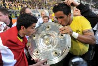 Fussball 1. Bundesliga : Nuri Sahin, Dede, Lucas Barrios  (v. li., Borussia Dortmund) kuessen die Schale