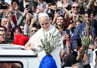 Papst Leo XIV. am Palmsonntag auf dem Petersplatz
