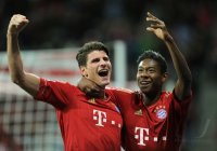 Fussball 1. Bundesliga, Saison 2011/2012:  JUBEL Mario Gomez (FC Bayern Muenchen) und David Alaba (FC Bayern Muenchen)