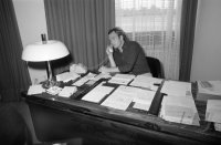 Fussball Bundesliga, Saison 1979/1980: Manager Uli Hoeness am Schreibtisch