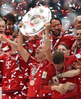Fussball, 1. Bundesliga  Saison 13/14: Jubel FC Bayern Muenchen mit Schale