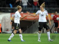 FIFA Frauen-Weltmeisterschaft 2011: Simone LAUDEHR, Kim KULIG (v. li., Deutschland)