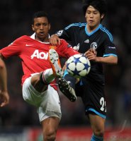 Fussball CHL  Saison 2010/2011:  Nani  (li, Manchester United FC) gegen Atsuto Uchida (re, FC Schalke 04)