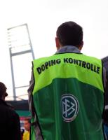 FUSSBALL, 1. BUNDESLIGA, 32. Spieltag: DFB Doping Kontrolleur im Bremer Werserstadion