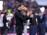 Fussball 1. Bundesliga Saison 21/22: JUBEL FC Bayern Muenchen feiert die 32. Meisterschaft