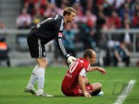 Fussball 1. Bundesliga : Torwart Manuel Neuer (li, FC Schalke 04) mit Arjen Robben (re, FC Bayern Muenchen)