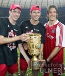 Fussball Pokal Finale: Schalke - Bayern, MAKAAY, PIZARRO, DEMICHELIS jubeln mit dem Pokal