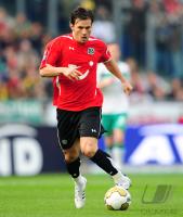 FUSSBALL 1. BUNDESLIGA: Hannover, HUSZTI Einzelaktion