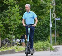 Oberbuergermeister Boris Palmer (Die Gruenen) auf einem E-Scooter
