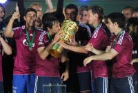 Fussball: DFB Pokal Finale: JUBEL  Raul kuesst den Pokal mit Benedikt Hoewedes (v.li., FC Schalke 04)